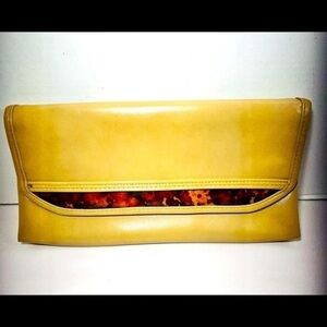 Vintage & unique tan clutch in excellent condition